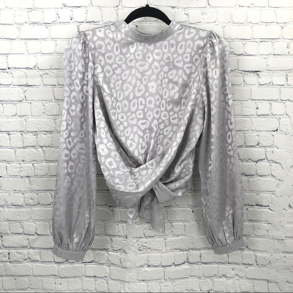 Beautiful silver print back tie blouse top - Picture 7 of 9